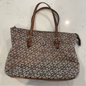 Tommy Hilfiger Purse in great condition. Measures 11” by 15” and pockets inside.